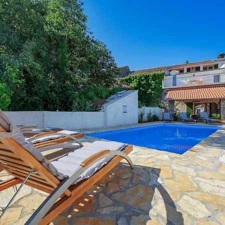 Semesterbostad Villa Alina